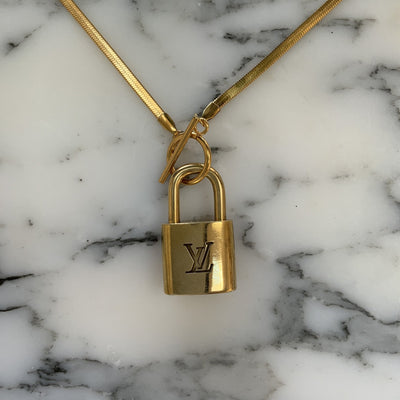 Comment être sûre que votre pendentif cadenas Louis Vuitton est authentique?